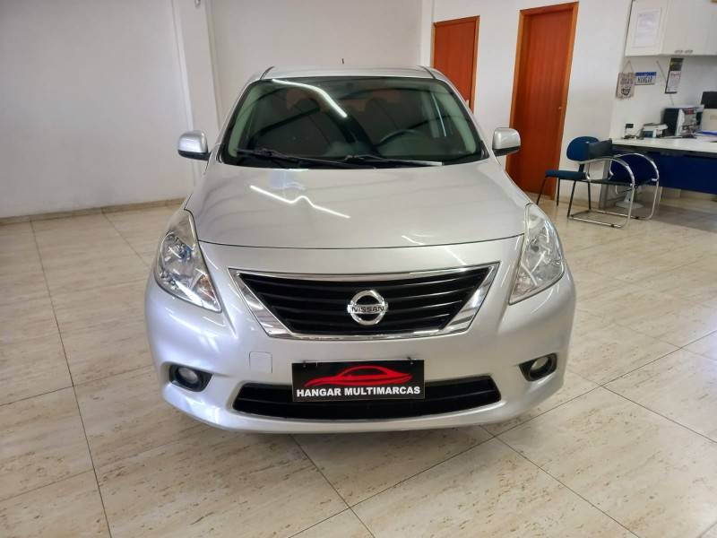 NISSAN - VERSA - 2014/2014 - Prata - R$ 42.900,00