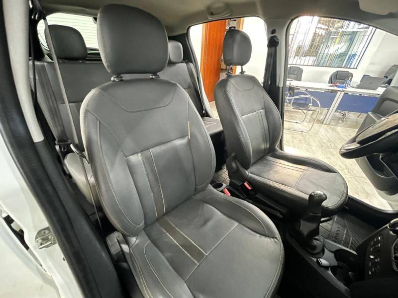 RENAULT - SANDERO - 2014/2015 - Branca - R$ 45.900,00