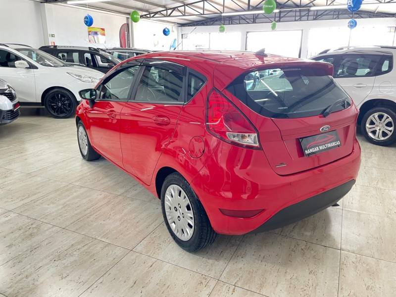 FORD - FIESTA - 2015/2016 - Vermelha - R$ 48.900,00
