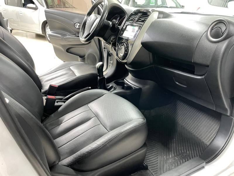 NISSAN - VERSA - 2016/2016 - Branca - R$ 52.900,00