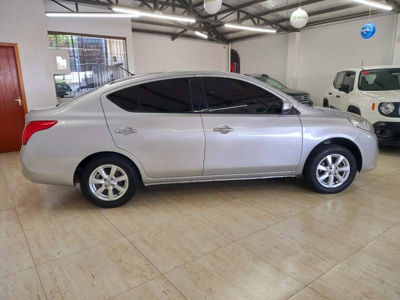 NISSAN - VERSA - 2014/2014 - Prata - R$ 42.900,00