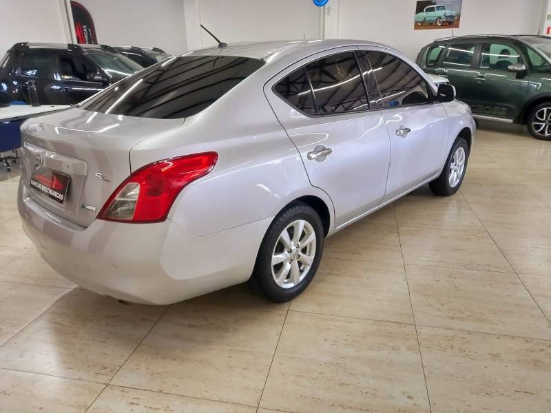 NISSAN - VERSA - 2014/2014 - Prata - R$ 42.900,00