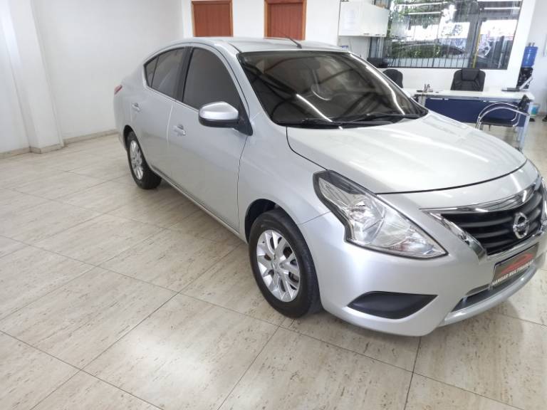 NISSAN - VERSA - 2018/2018 - Prata - R$ 58.900,00