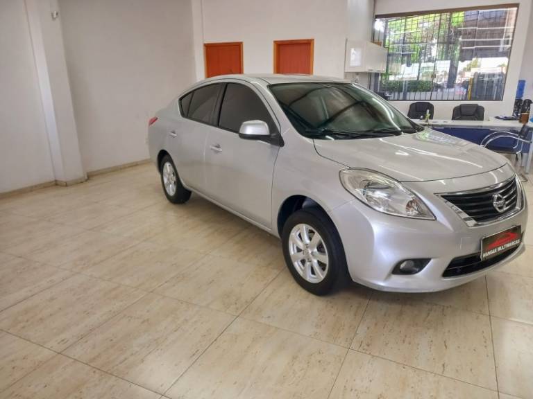 NISSAN - VERSA - 2014/2014 - Prata - R$ 42.900,00