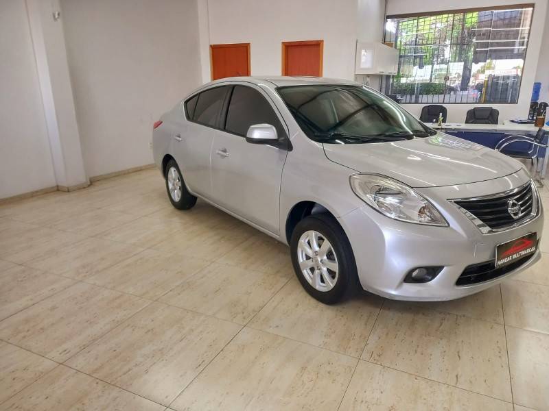 NISSAN - VERSA - 2014/2014 - Prata - R$ 42.900,00