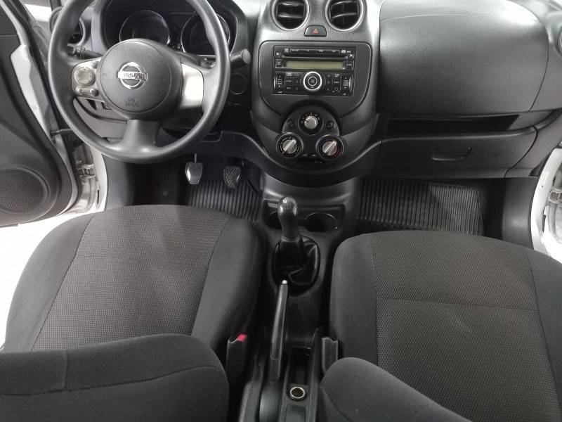 NISSAN - VERSA - 2014/2014 - Prata - R$ 42.900,00