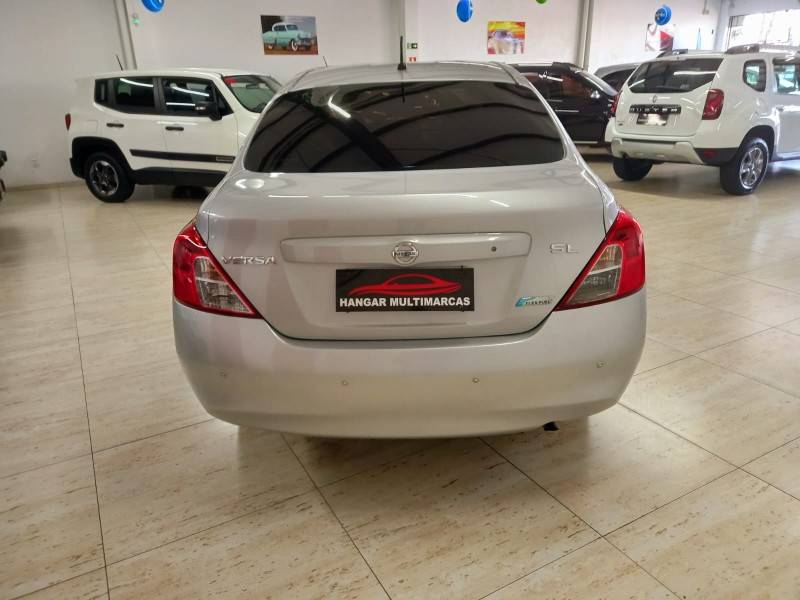 NISSAN - VERSA - 2014/2014 - Prata - R$ 42.900,00
