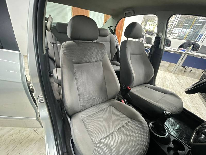 VOLKSWAGEN - VOYAGE - 2010/2011 - Prata - R$ 32.900,00