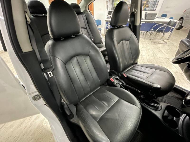 NISSAN - VERSA - 2016/2016 - Branca - R$ 52.900,00