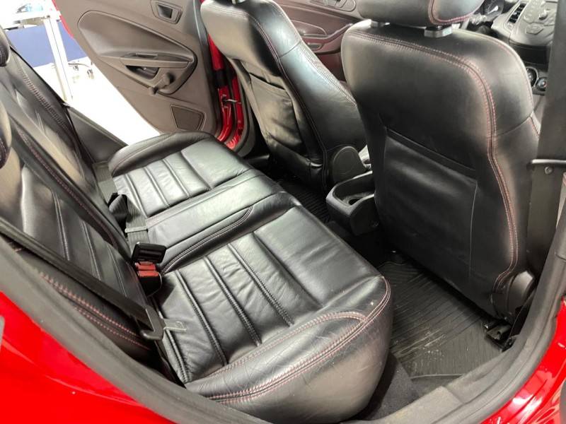 FORD - FIESTA - 2015/2016 - Vermelha - R$ 48.900,00