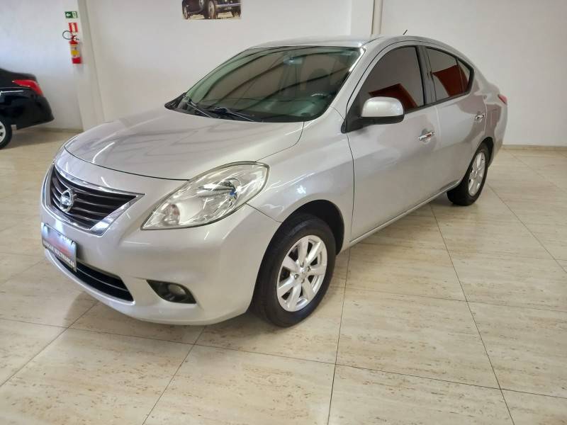 NISSAN - VERSA - 2014/2014 - Prata - R$ 42.900,00