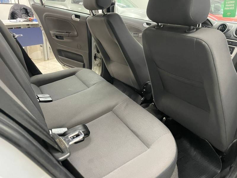 VOLKSWAGEN - VOYAGE - 2010/2011 - Prata - R$ 32.900,00
