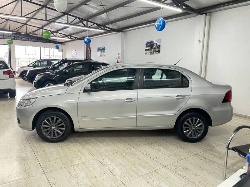VOLKSWAGEN - VOYAGE - 2010/2011 - Prata - R$ 32.900,00