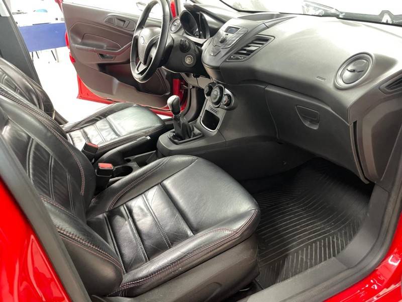 FORD - FIESTA - 2015/2016 - Vermelha - R$ 48.900,00
